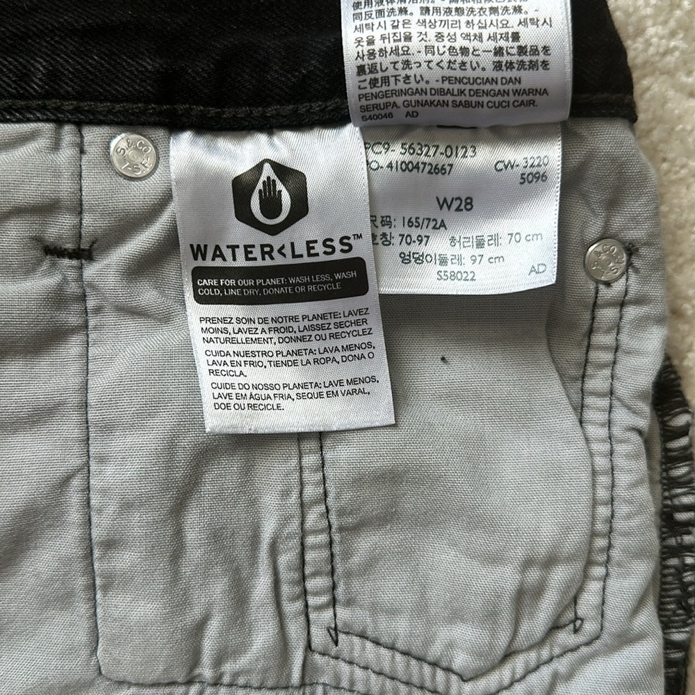 Levi's Women's Premium 501 Original Shorts - Picture 7 of 9